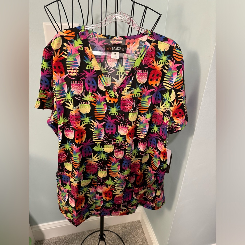 NEW Koi Basics Leslie Tiki Pineapple Medium M scrub top green red women shirt